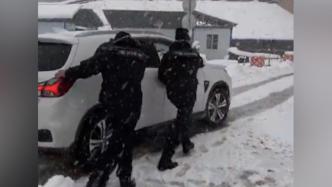 雨雪天民警帮20多辆车脱困，被追问警号感谢