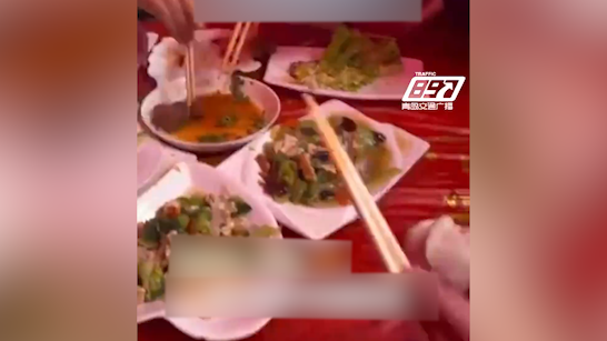 男子吃席與小孩同桌:肉菜一上就搶空,沒吃飽