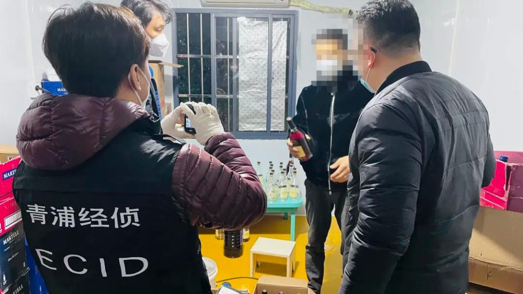 自购空瓶装“新酒”，上海一男子加工假冒洋酒被抓
