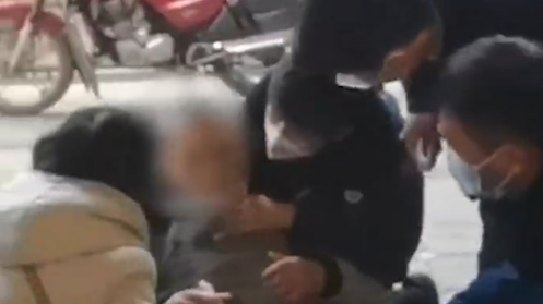 騎行男子路過消防站時暈倒,消防員第一時間飛奔搭救