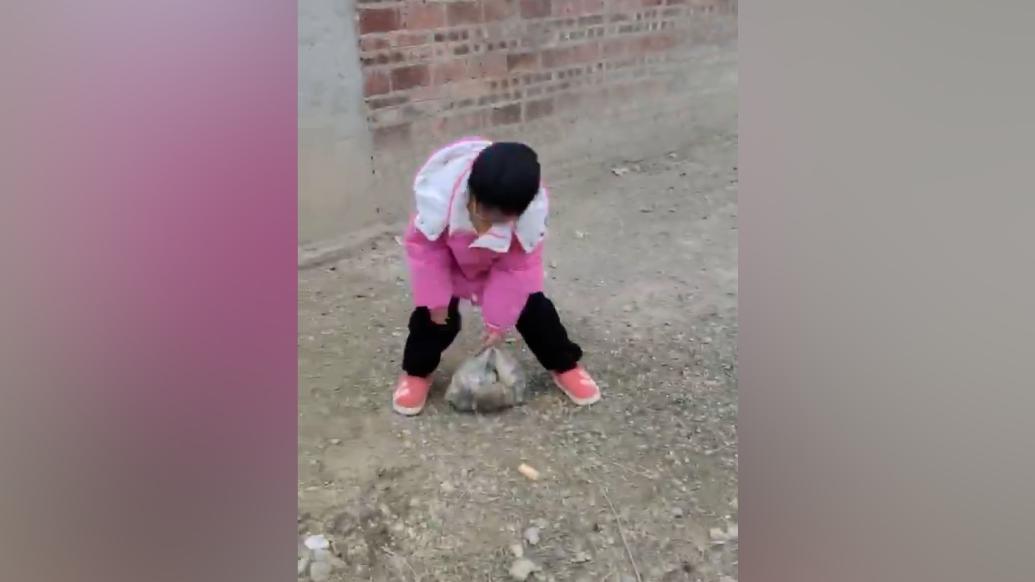 梅州被拐4岁女孩家人提供独家视频：捡石头、站秤上让爸爸看体重