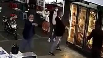男子持械砸超市，海口警方拘留三人
