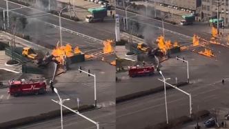 安徽濉溪县一路口发生燃气泄漏，路面燃起熊熊火焰