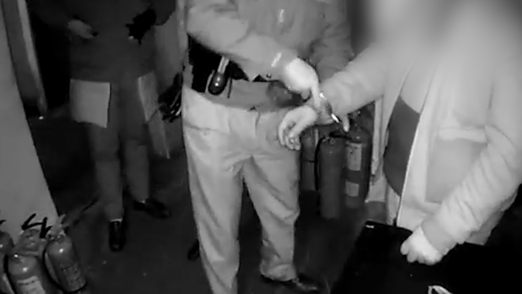 男子深夜拉車門行竊被值班保安一眼看出,民警五分鐘擒獲