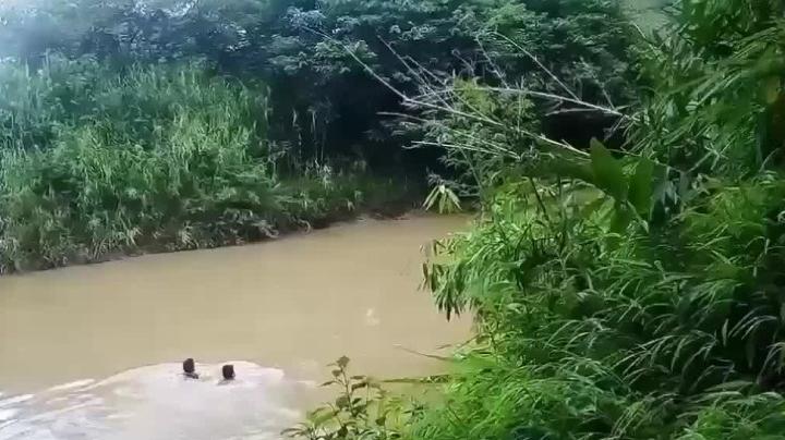 實拍云南邊境緝毒畫面:緝毒民警鳴槍緊追跳河毒販