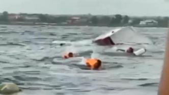 巴厘岛发生快艇倾覆事故，约30名游客落水