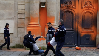 法国总理府大门被喷油漆，两名环保人士被捕