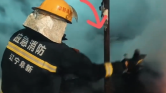 灭火消防员手套冻在铁管上