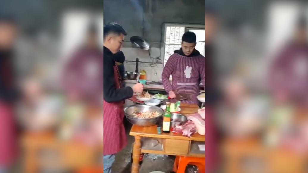 男人拴花围裙厨房做饭，拍摄者：四川回家过年的标配