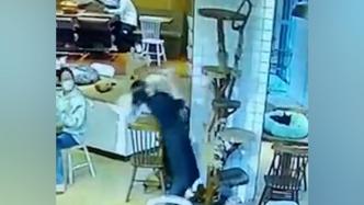 店员走近小猫遭猛扑，猫咖店：它受到了惊吓