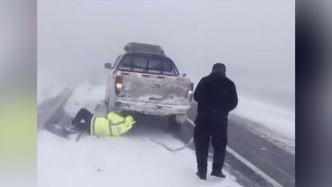 风吹雪导致多辆车被困，交警火速救援