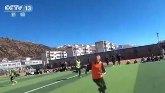 西藏那曲的雪山脚下有一群足球少年