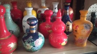 七旬老人15年收藏两千多个瓷酒瓶