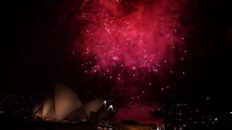 悉尼举办跨年庆典，民众在烟火灯光秀中迎接2023