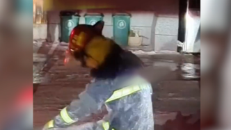 消防员灭火后雪堆里打滚，用雪清洁战斗服