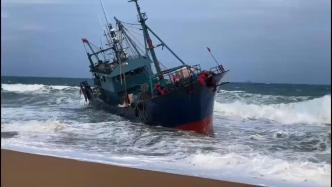 海南一渔船海上遭遇大风浪险倾覆，7位渔民获救