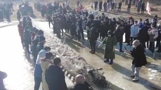 河北承德“木兰围场冬捕文化节”捕获鲜鱼20余吨
