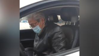 “老司机”上路，86岁爷爷路考满分成功拿到驾照