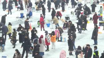 韩国华川山鳟鱼节揭幕，游客如织尽享冬日乐趣