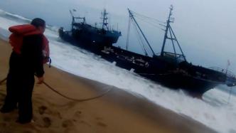 海南一渔船海上遇大风浪险倾覆，7名渔民获救