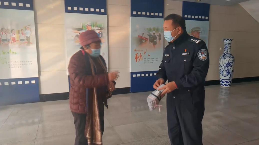 七旬老人縫制240雙鞋墊送給執勤交警