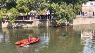 宁波一女子落入江中后不挣扎，靠羽绒衣浮力仰漂十余分钟获救