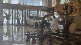 小客车撞门冲进上海一酒店大堂：司机曾因丢电脑与酒店有纠纷