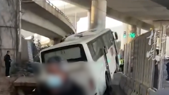 南京一立交桥地下通道施工路段塌陷，致车辆被卡