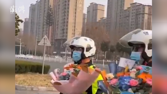 中国人民警察节，许昌市民献花给交警