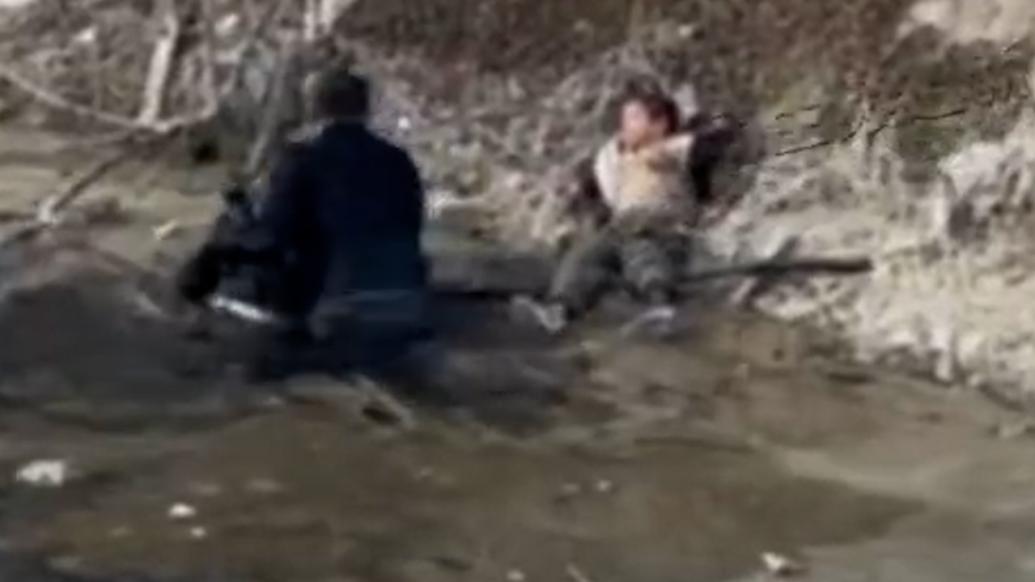 冰面破裂，男子飞奔救起两落水儿童