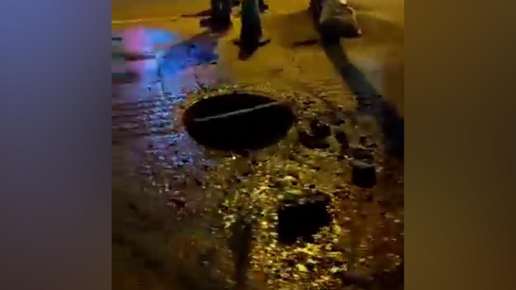 兩小孩放鞭炮炸飛井蓋，污漬噴滿一旁車輛