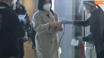 直击中国旅客入境日本：被发红绳标牌特别区分，还专设检疫区