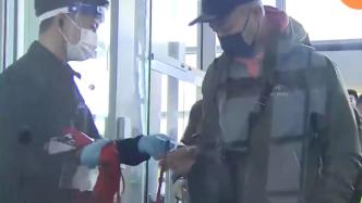 直击中国旅客入境日本：被发红绳标牌区分，还特设隔离检疫区
