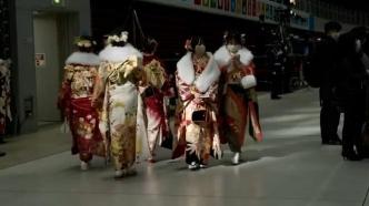 日本年轻人身穿传统服饰庆祝“成人节”