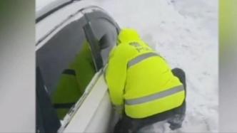 百余辆车被困风吹雪，民警跪地刨雪救援