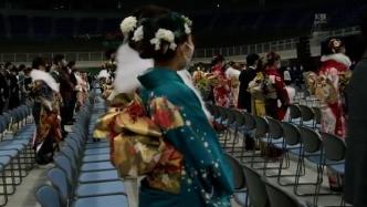 日本年轻人穿传统服饰庆祝成人日