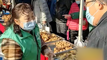 武汉一社区为居民办“家门口的年货节”