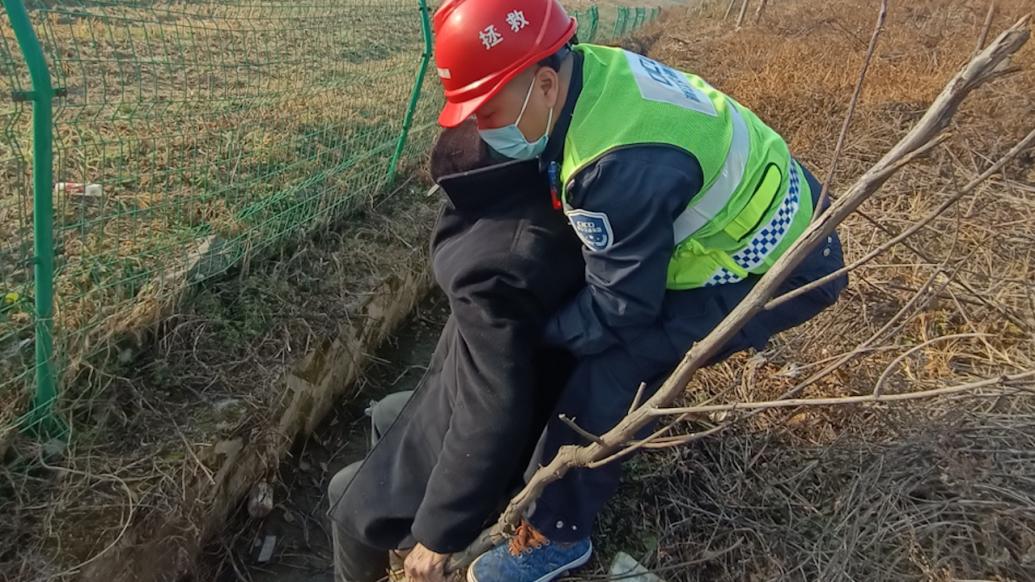 金华一老人为抄近路误闯入高速公路，逆向步行险象丛生