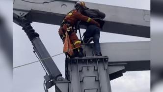 消防爬120米塔吊救欲轻生男子
