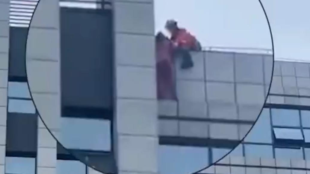 消防翻出9楼屈膝为“台阶”救轻生女子