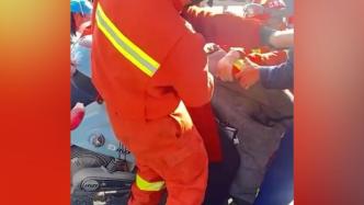 女子骑车怼入大货车尾部被卡，消防紧急救援