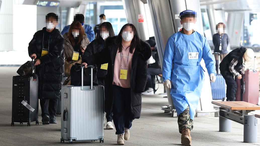 女子谈入境韩国遭遇：给中国旅客挂黄牌，军人看管做天价核酸