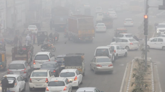 印度北部地区遭遇低温和雾霾天气