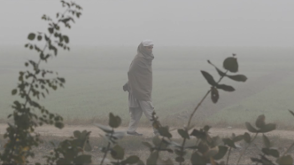 印度北部地区连遭寒流、雾霾侵袭，交通受影响