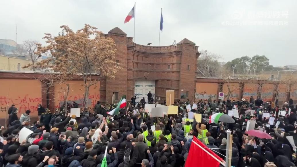 不满法媒讽刺最高领袖，伊朗民众在法国大使馆前抗议