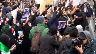 不满法媒讽刺伊朗最高领袖，许多民众在法国大使馆前抗议