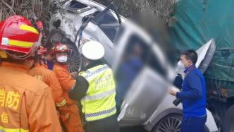 越野车和大货车碰撞现场：前车车头严重变形，被困2人已救出