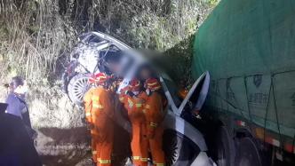 越野车和大货车碰撞现场：被困2人已救出