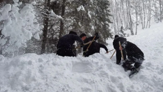 男子遇雪崩被埋5米深积雪，民警疯狂挖雪26分钟跑赢死神