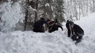 男子遇雪崩被埋5米深積雪，民警瘋狂挖雪26分鐘跑贏死神